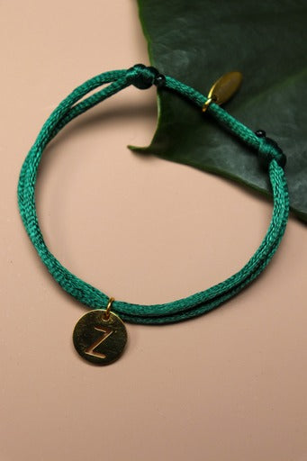 Satijnen armband - ronde bedel met letter