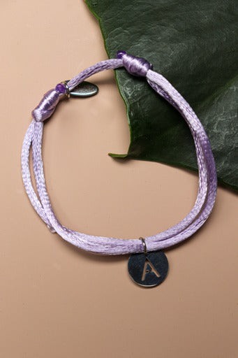 Satijnen armband - ronde bedel met letter